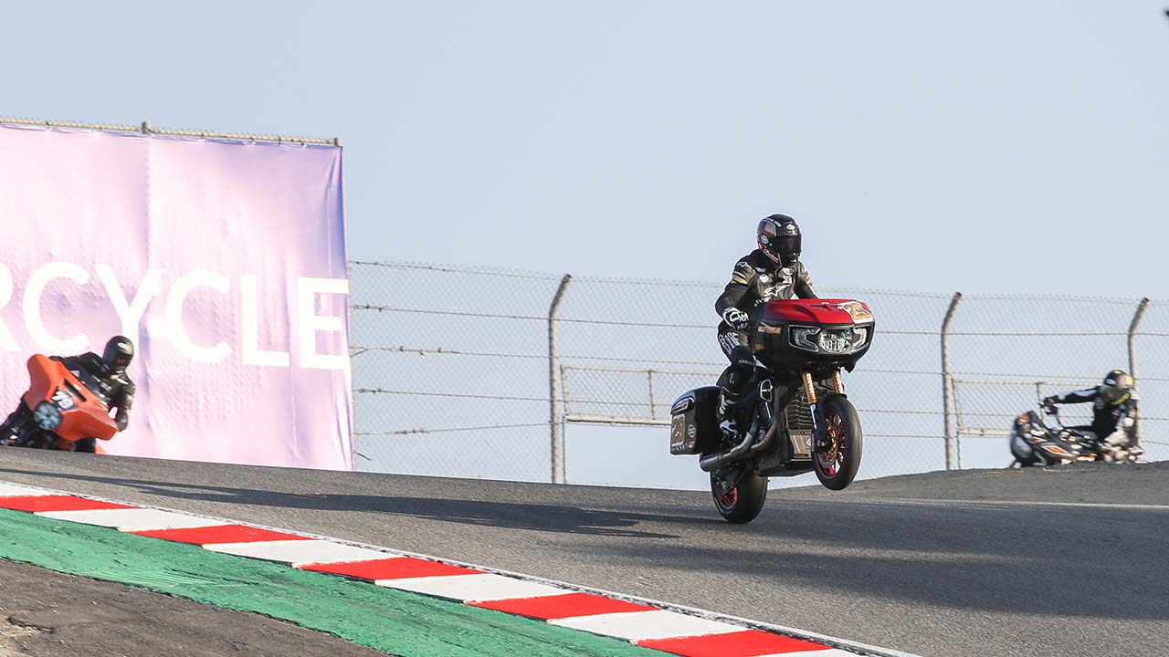 Am Eingang der berühmten „Corkscrew Corner“ von Laguna Seca mutierte das schwere Eisen desöfteren zum leichten Fluggerät.