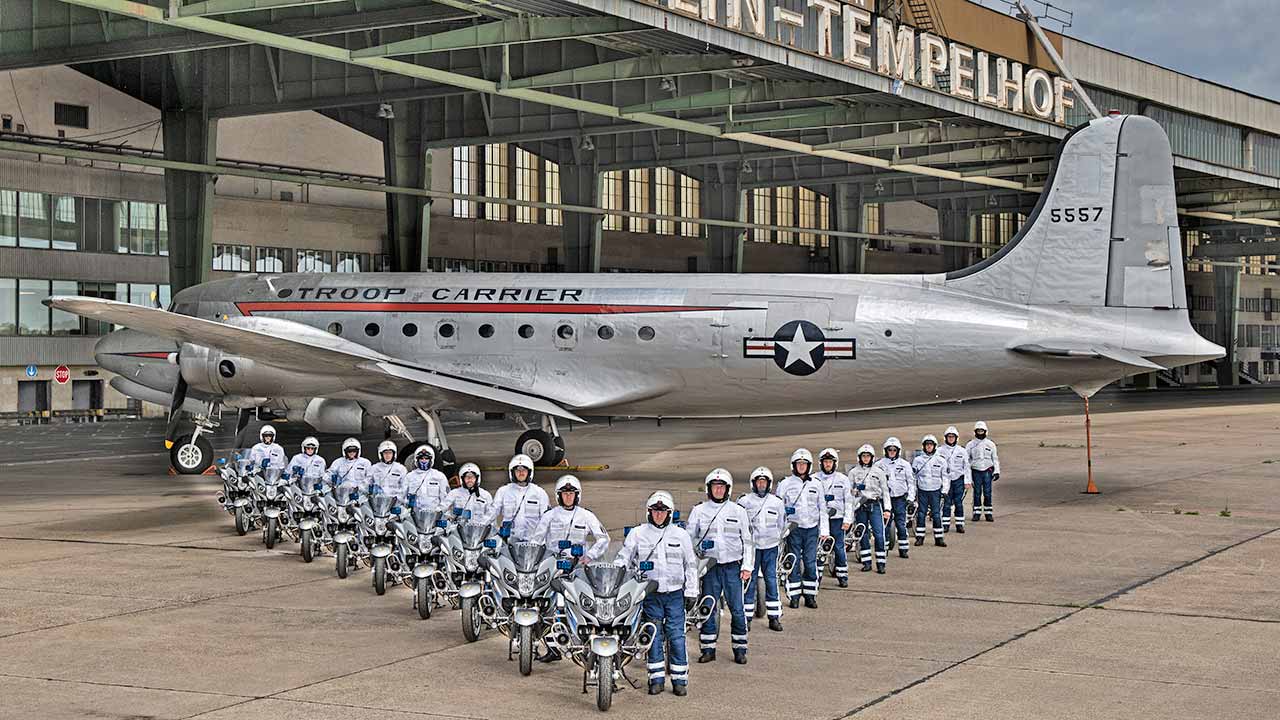 Das Vorfeld des ehemaligen Flughafens Berlin-Tempelhof bot ausreichend Platz und schöne Hintergründe für ein Gruppenfoto zumindest für einen Teil der 35 neuen Motorräder der Berliner Polizei samt Besatzung.