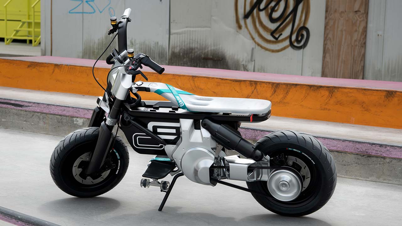 Die Sitzbank der BMW Concept CE 02 ist niedrig und langgestreckt, das Rastengestell integriert das Skateboard als Fußstütze.