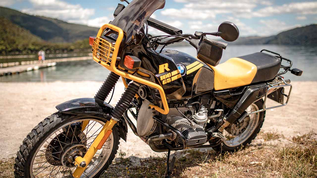 An die ab 1987 aufgelegte BMW R 100 GS, die später auch in Schwarz-Gelb geordert werden konnte, möchte der Hersteller mit seinen aktuellen Jubiläumsmodellen erinnern.