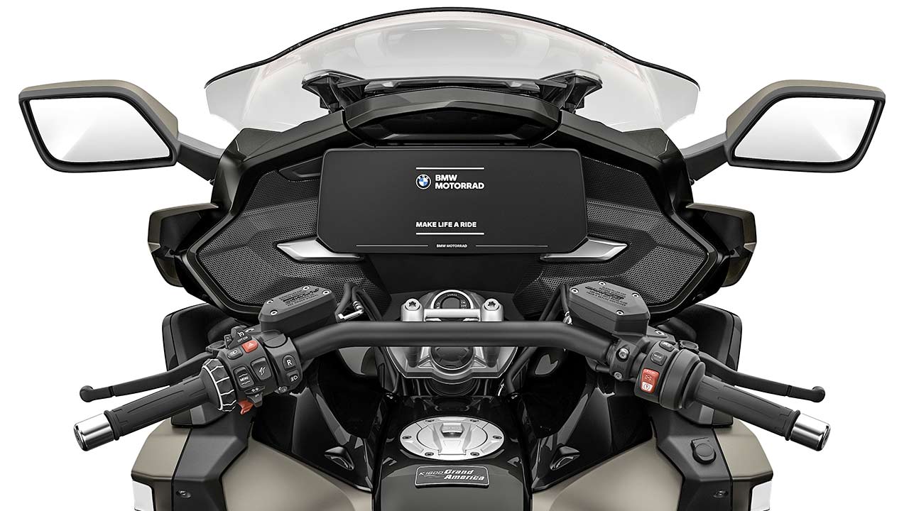 Ein Blick ins aufgeräumte, nichtsdestotrotz umfassend ausgestattete Cockpit der K 1600 Grand America.