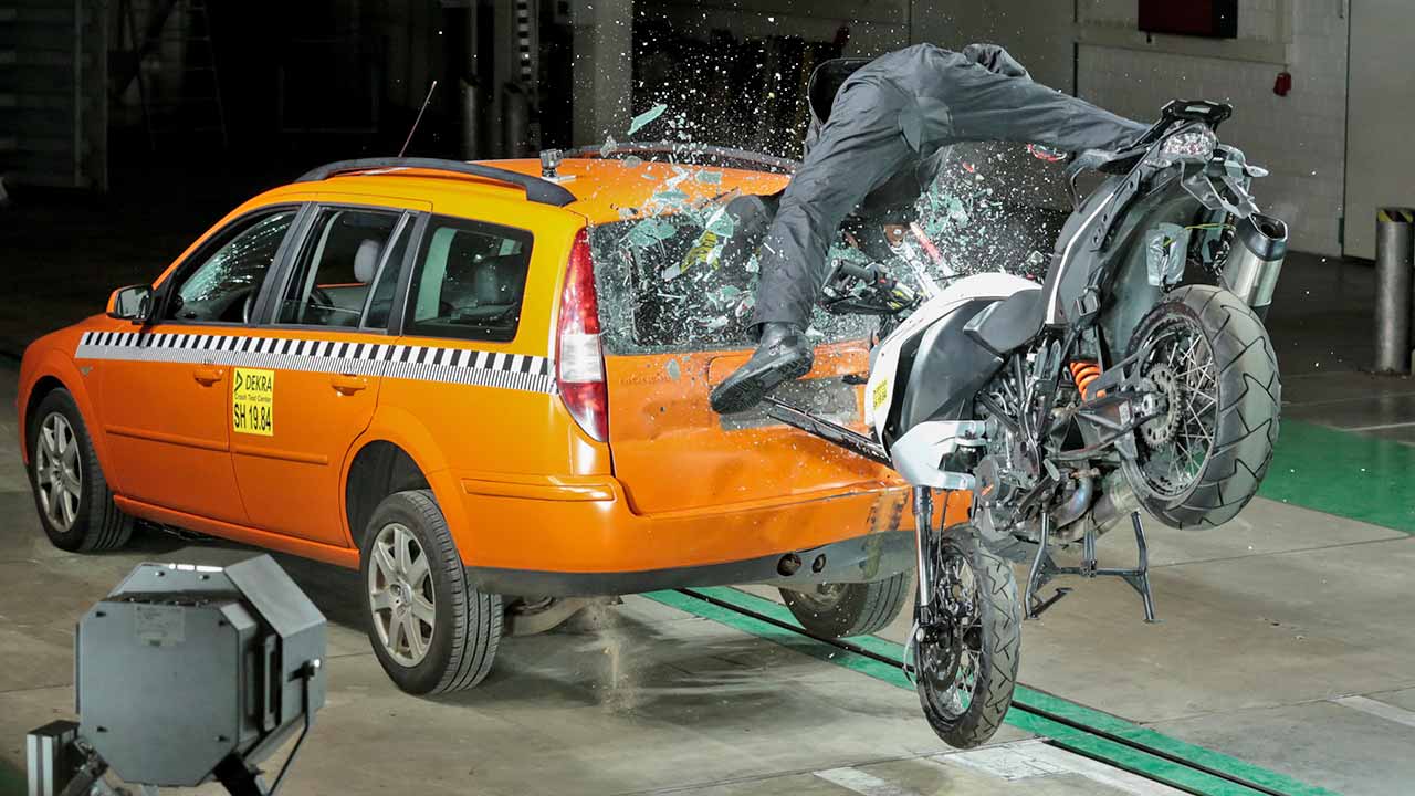 Um konkrete Unfallszenarien zu analysieren und die Funktionsfähigkeit des neuen Systems „Help Connect“ nachzuweisen, hat Bosch nach eigenen Angaben 18 Crashtests durchgeführt.