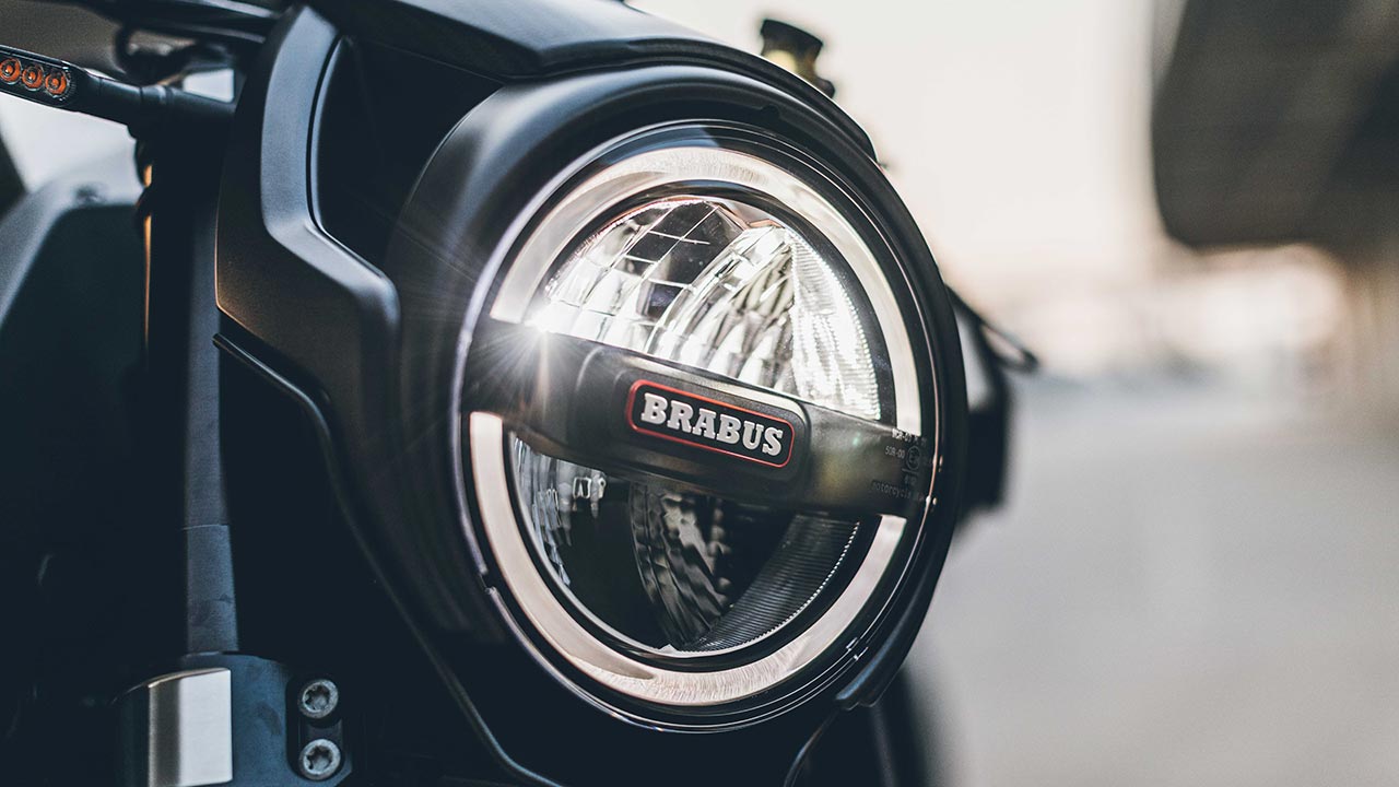 Ein Rundscheinwerfer ziert die Brabus 1300 R.