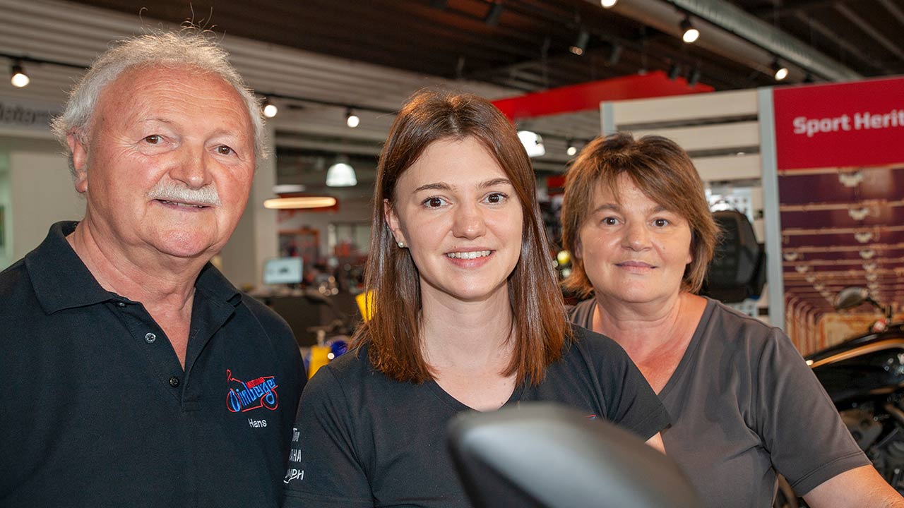 Ein starker Familienverbund an der Spitze eines echten Kompetenzteams: Hans, Franziska und Erna Dirnberger (v.l.) sind Kopf, Herz und Seele beim „Händler des Jahres“ 2022, Motorrad Dirnberger aus Cham.
