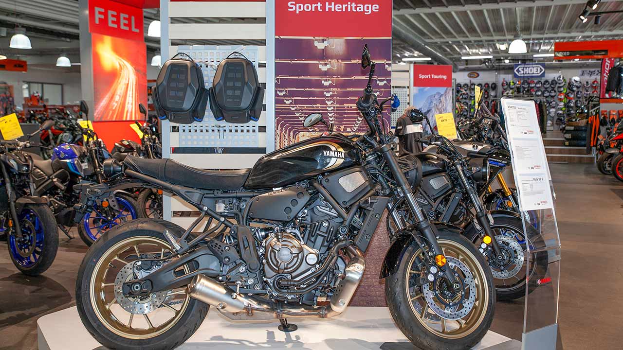 Mit der Fahrzeugmarke Yamaha fing es 1981 an im Hause Dirnberger. Noch heute bildet das Spektrum der Japaner „unsere Mitte”, wie die Inhaber betonen. Die Marke Triumph, mit der man seit 1990 verbunden ist, hilft dabei, die Ansprüche von Kunden zu befriedigen, die auf Exklusivität Wert legen. Und KTM, seit 1994 bei Dirnberger im Portfolio, zielt auf die eher sportlich orientierte Klientel ab.
