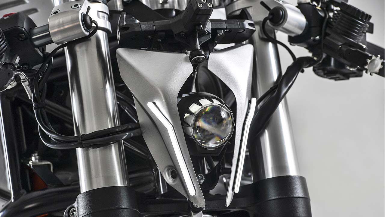 An der Front muss man den 7 Zentimeter durchmessenden LED-Hauptscheinwerfer beinahe mit der Lupe suchen.