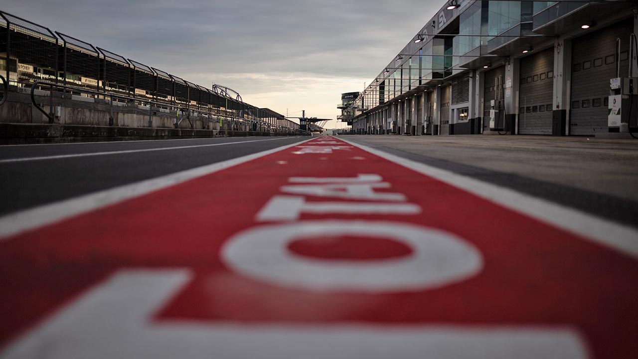 Die Pit Lane vor dem großen Scooter-Ride-Out.