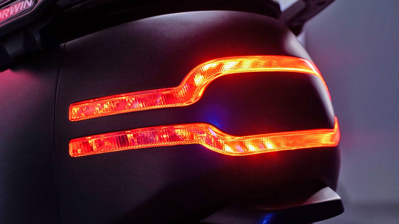 LED-Licht an Front, Heck und Flanken.
