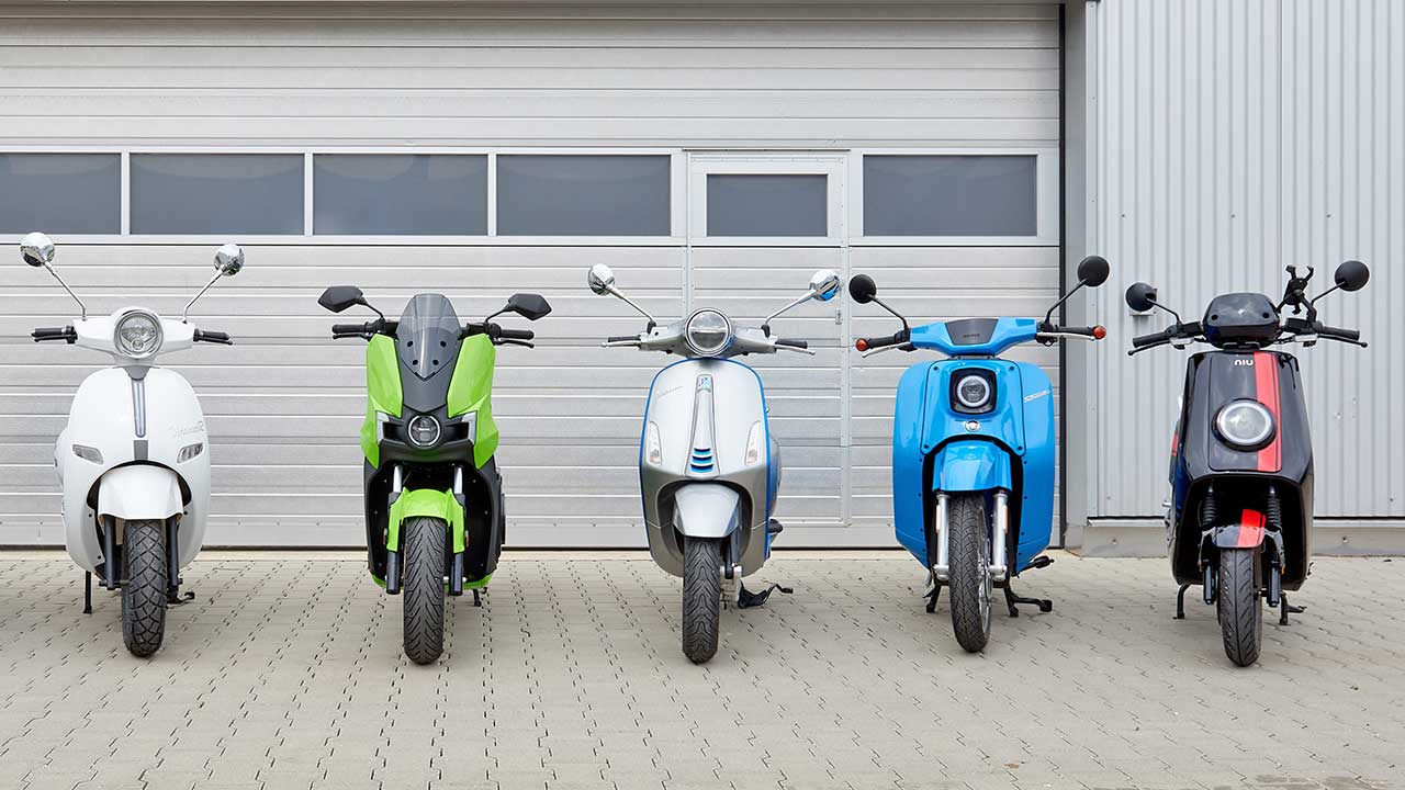Die Testflotte des ADAC (v.l.): Der Uranus von Trinity, der S01 von Silence, die Vespa Elettrica, die E-Schwalbe von Govecs sowie der NQi GT von NIU.