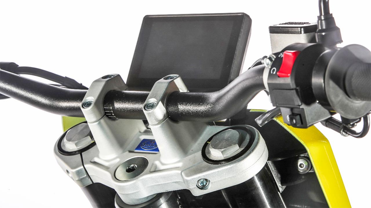 Noch ist es ausschaltet, das neue, vierfarbige TFT-Display der Flat Track.