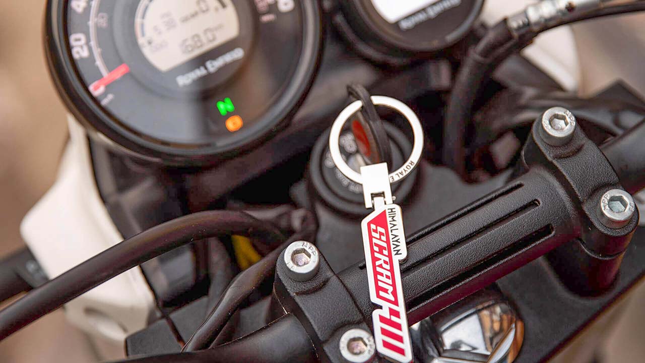 Viele Detailfotos gibt es bislang noch nicht, aber das neue Cockpit lässt sich hier zumindest erahnen: Ein Rundinstrument als Analog-Digital-Kombi, dazu das bekannte Zusatzinstrument für die Turn-by-Turn-Navigation.