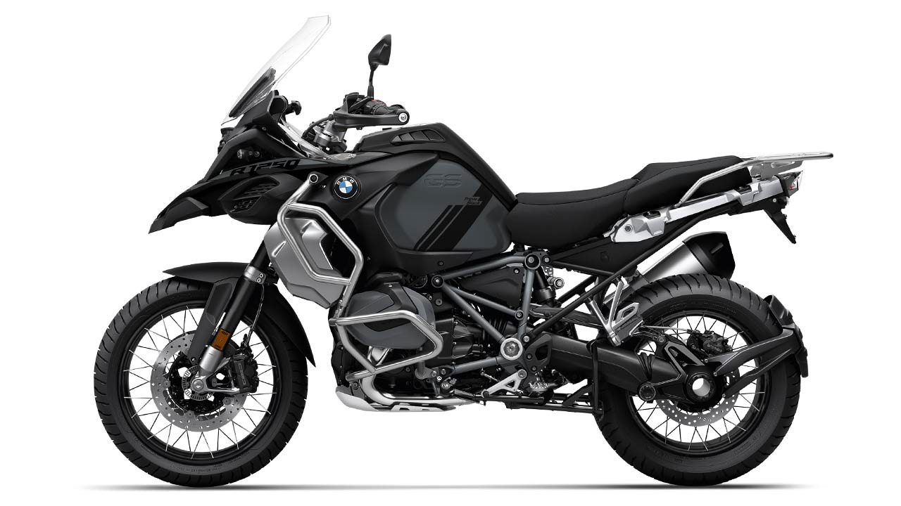 BMW R 1250 GS Adventure des Modelljahrgangs 2021 im Ornat „Triple Black“.