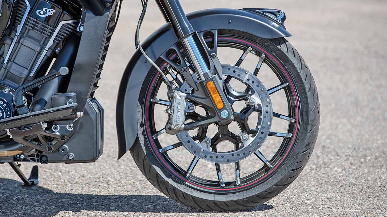 Beim Ankern des schweren Schiffs darf der Challenger-Fahrer auf Bremsentechnik von Brembo bauen.