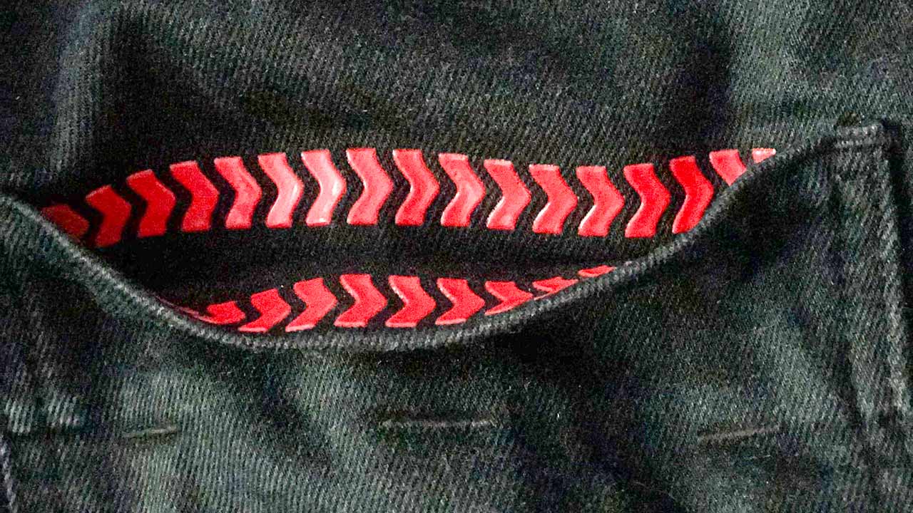 Sehr pfiffig: iXS lässt am Rand der Gesäßtasche einen Streifen gummiertes Silikon aufbringen. Das verhindert sehr zuverlässig, dass Smartphone oder Portemonnaie, die oft lässig am „Heck“ getragen werden, unbeabsichtigt herausrutschen.