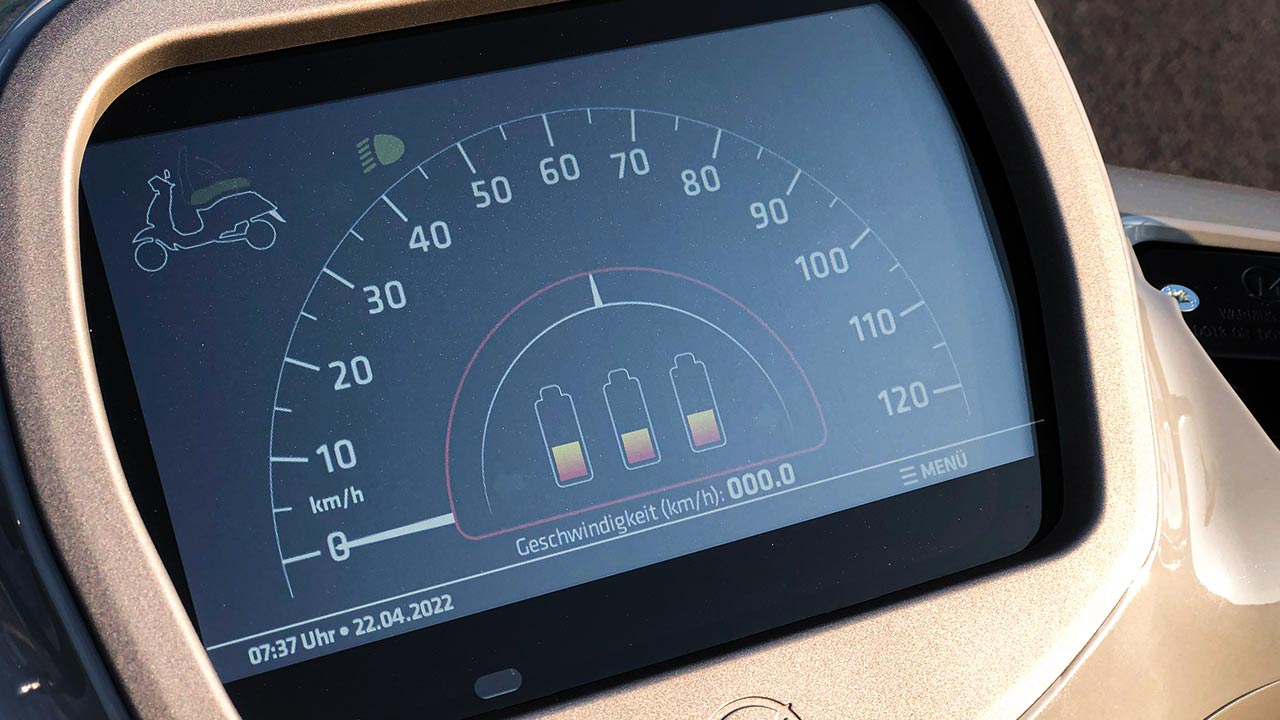 Das Touch-Display im Cockpit des Kumpans glänzt mit seinem Format und einer geradlinigen Darstellung der Informationen, dürfte aber durchaus heller sein.