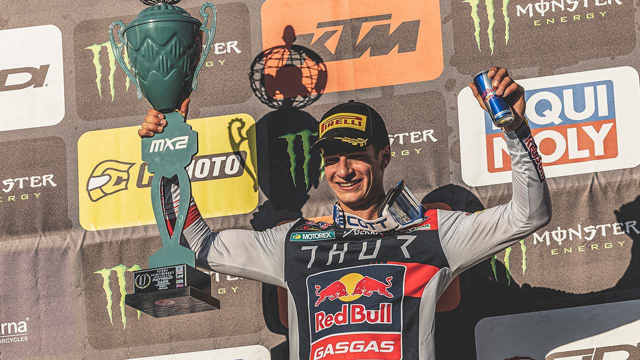 Simon Längenfelder holte beide Laufsiege und damit den Gesamtsieg beim Auftakt der MX2-WM in Großbritannien. 