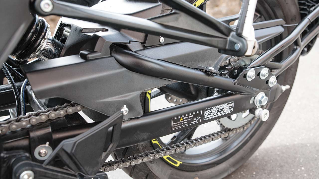 Die kleine Benelli zeigt sich kernsolide verarbeitet und arbeitet mit reichlich Rohrgeflecht an der Hinterradschwinge.