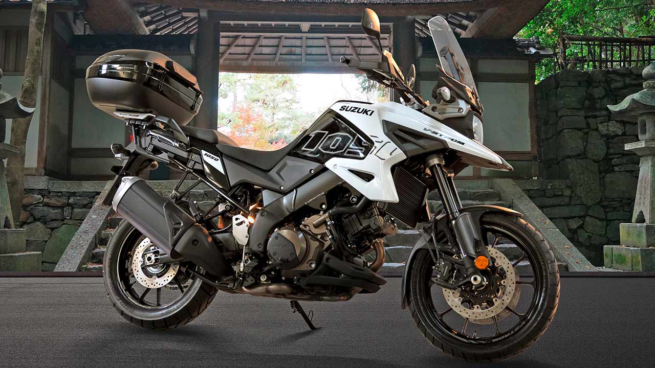 Wer genau hinschaut, entdeckt die Unterschiede zur „normalen“ V-Strom: Mit Handschützern, Topcase, Motorspoiler, Hauptständer und diversen Aufklebern macht die „Machi“ auf Vorwärts-Entwicklung.