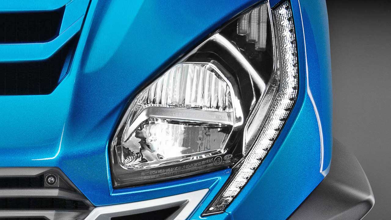LED-Licht gehört beim neuen Metropolis zum Standard. Das Tagfahrlicht, das bisher in die Vorderrad-Aufhängung integriert war, bildet nun eine Einheit mit den Hauptscheinwerfern.