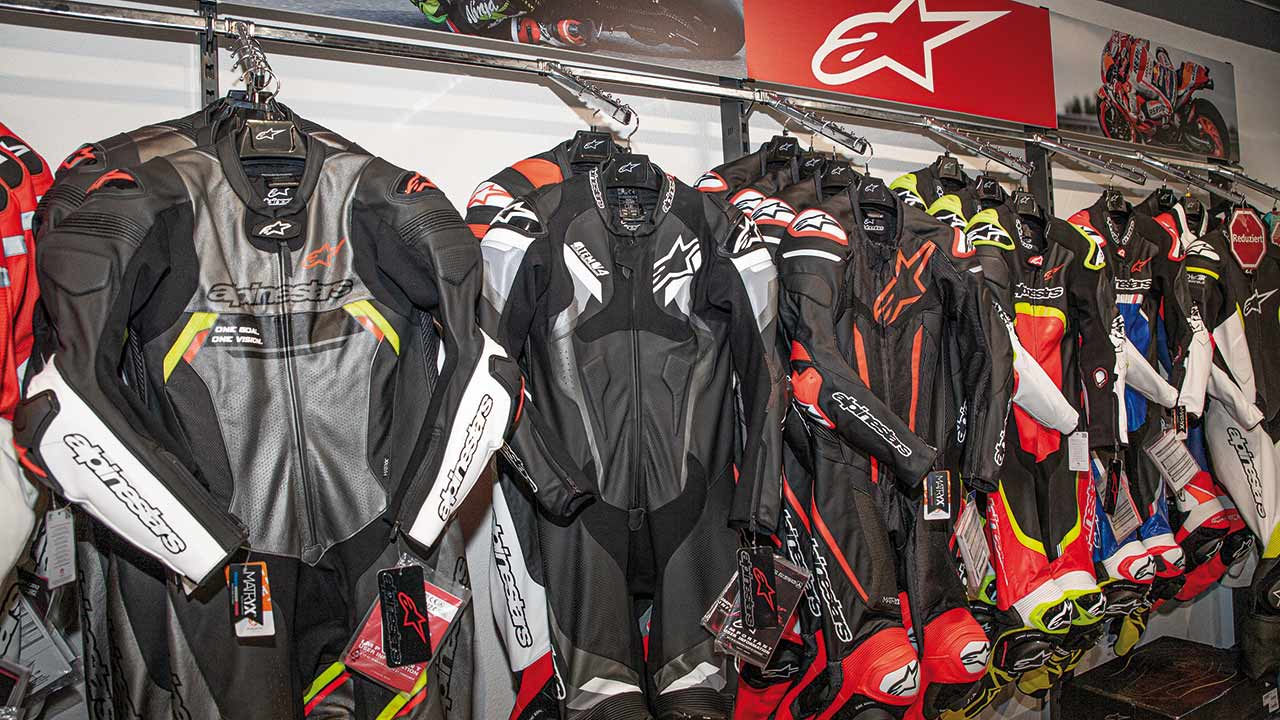 Das Sortiment gegliedert in Themenwelten, eine übersichtliche, wertige Präsentation, Airbag-Kompetenz – bei Motorradland legt man Wert auf Produkt- und Servicequalität.