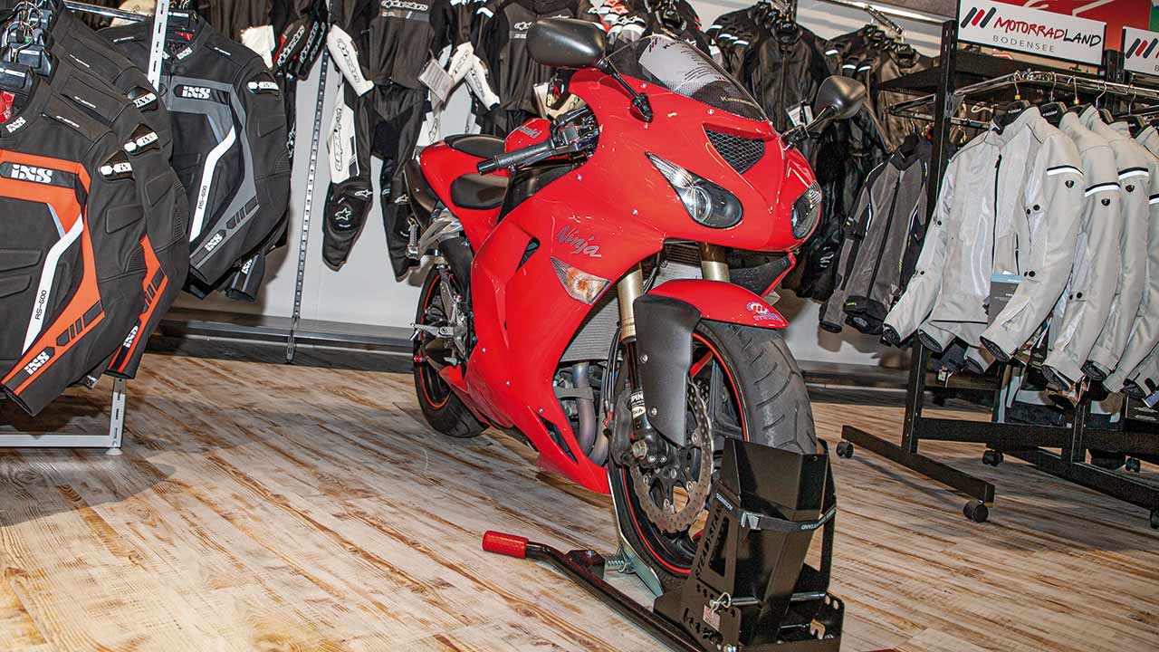 Ein Bike im Showroom schafft Atmosphäre und dient der Sitzprobe.