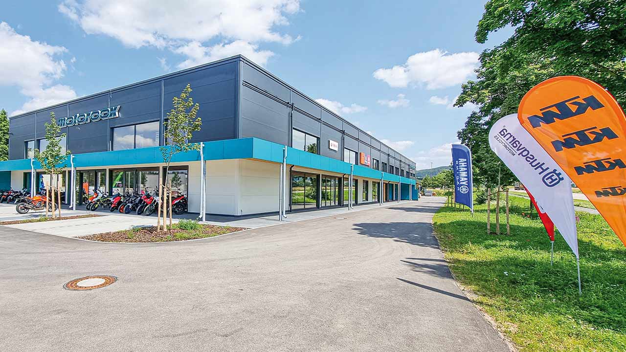Motoroox setzt auf ein innovatives und nachhaltig geheiztes bzw. gekühltes Gebäude, das dem Kunden auf zwei Ebenen ein vielfältiges Markenerlebnis bietet.