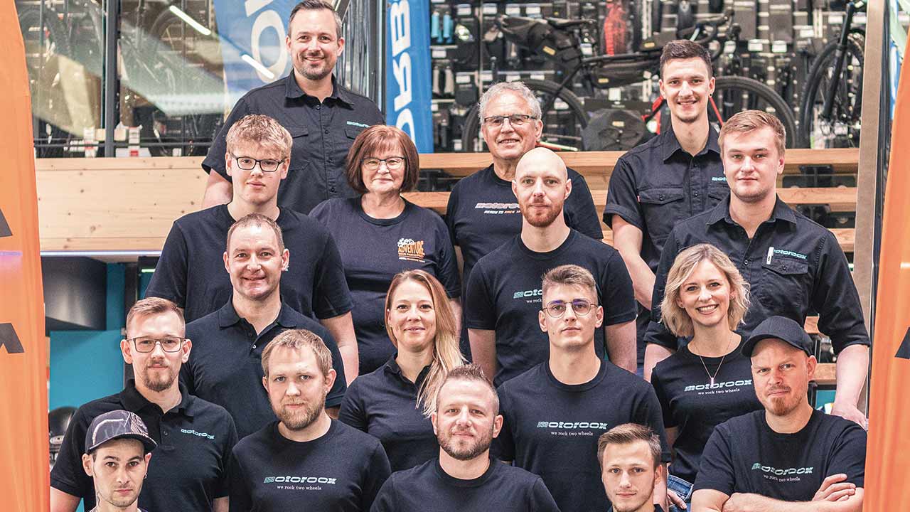 Das Team von Motoroox in Neumarkt wurde zum World of Bike  „Händler des Jahres“ 2022 gekürt.