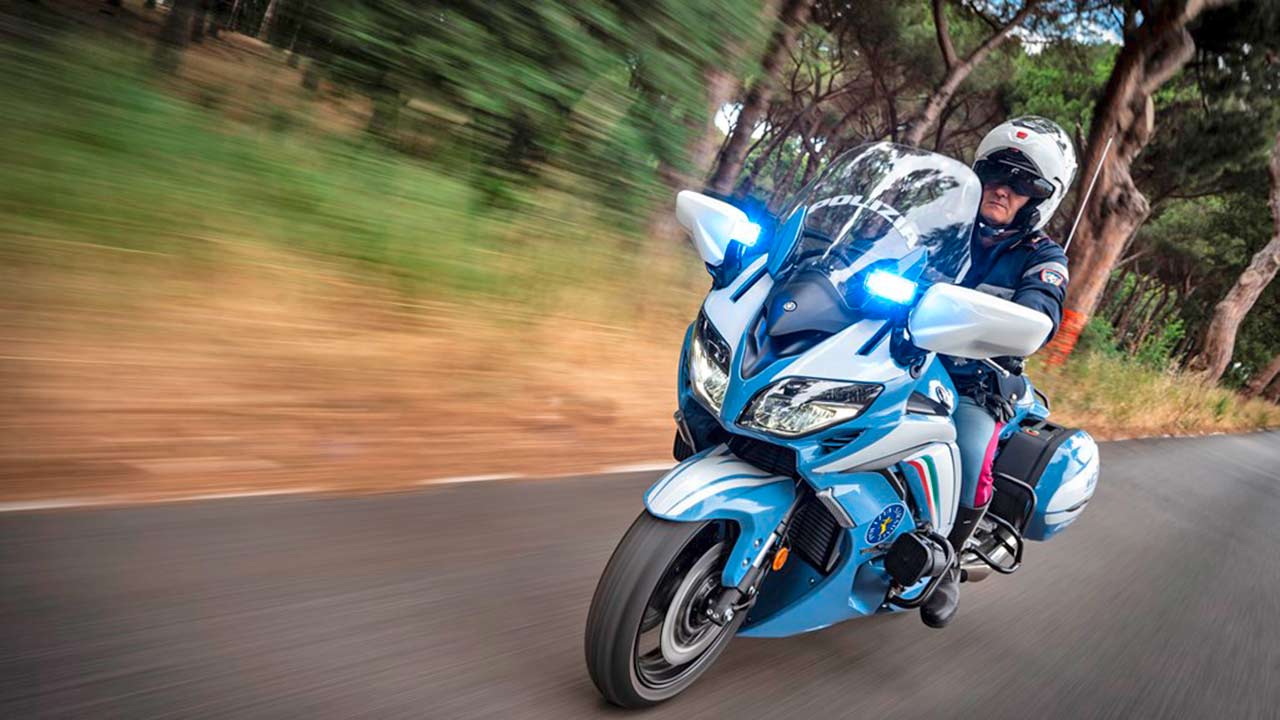Ordnungshüter in Reiterhosen und auf Yamaha.