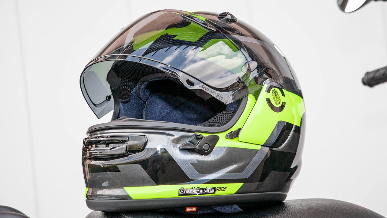 Arai empfiehlt den brandneuen Vollintegralhelm „Quantic“ als komfortablen Alltagsbegleiter.