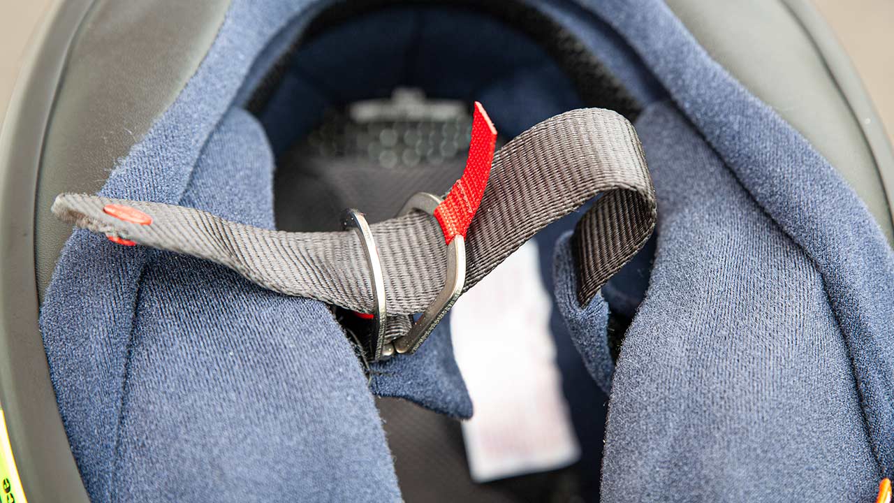 Arai stellt den Verschluss über einen Doppel-D-Ring sicher. Hier mag man keine Sicherheitskompromisse zugunsten einer leichter bedienbaren „Ratsche“ eingehen.