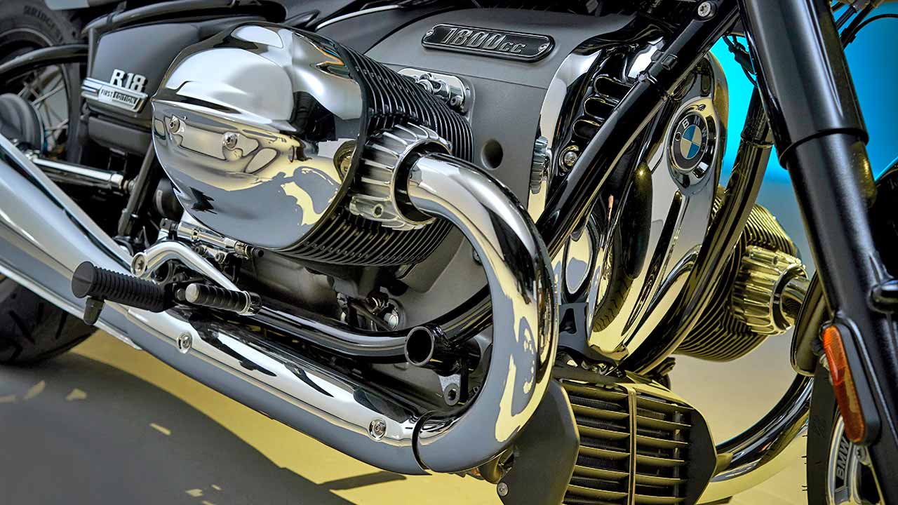 Bei seinem mächtigen Aggregat hat der Hersteller nun die beiden Zylinderkopfhauben und die "Heldenbrust", wie der Motorgehäusedeckel in der Boxer-Gemeinde genannt wird, vom Ölraum getrennt, so dass man sie nach Lust und Portemonnaie einfach tauschen kann. 