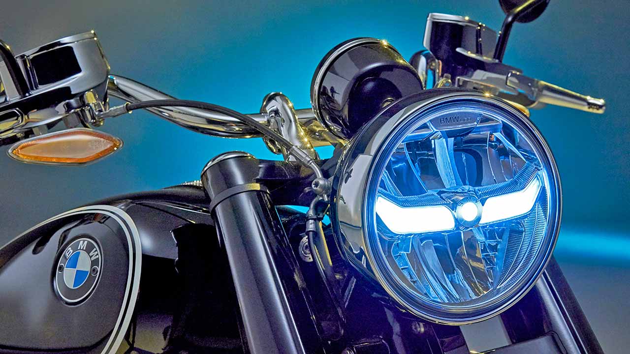 Die LED-Lichtanlage der R 18 strahlt auf der Höhe der Zeit.