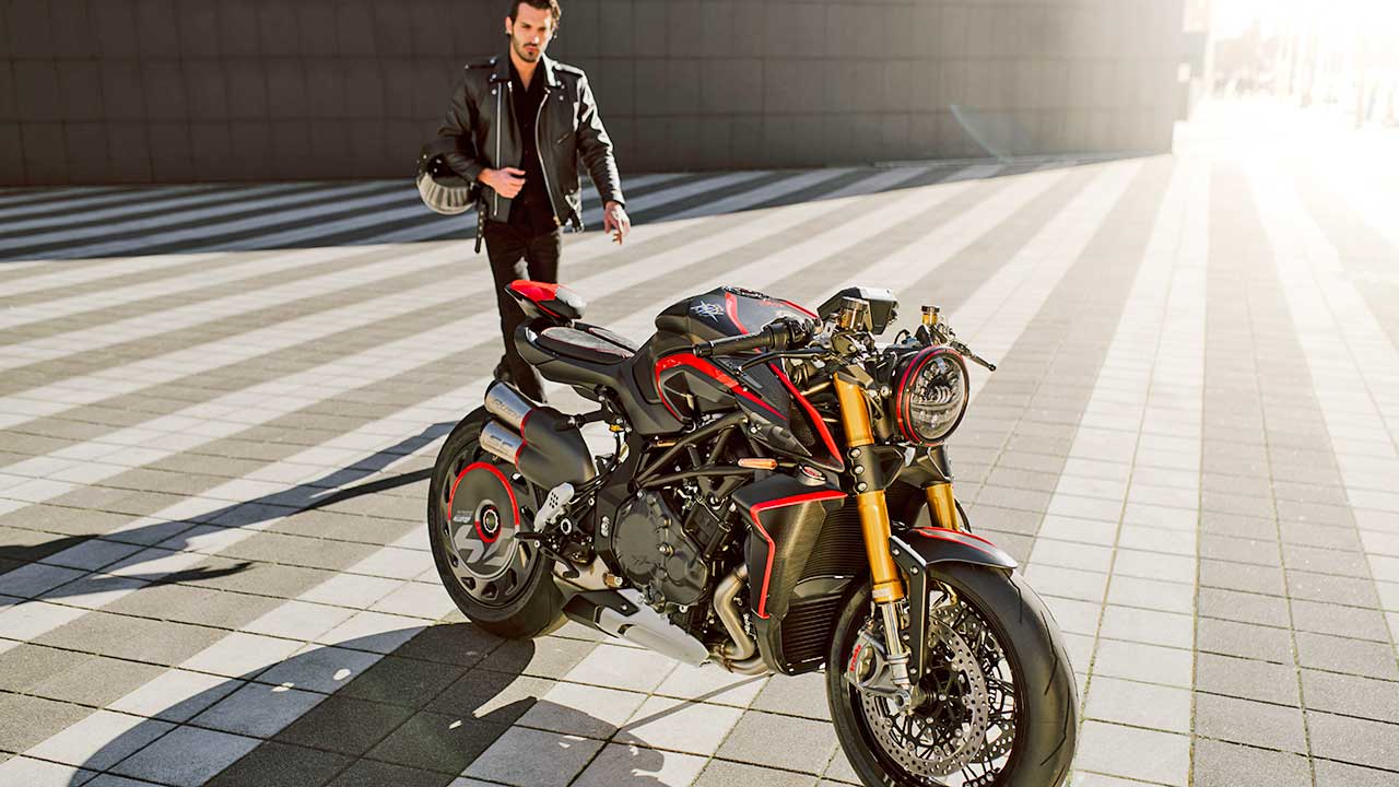 Bei diesem Motorrad-Fotomodell handelt es sich wohl noch um ein Vorserienexemplar. Jedenfalls ist hier nur wenig von Karbonteilen zu sehen.