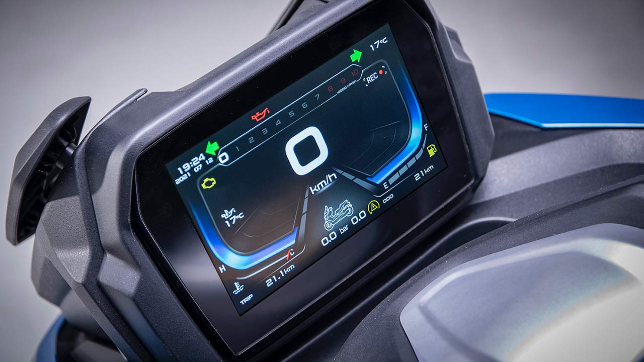 Ein Blick ins TFT-Cockpit des SR4.