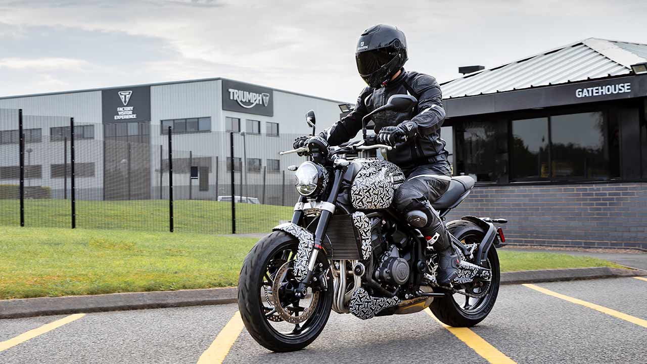 Entweder sehr großer Fahrer oder zierliche Bike-Maße: Die Triumph Trident wirkt auf diesem Foto beinahe wie eine 300er.