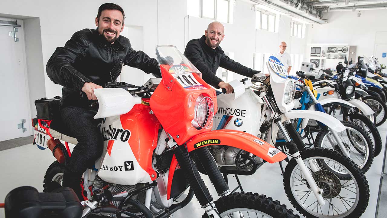 Rennmotorrad mal anders: Die beiden Straßenrennfahrer auf Geländelegenden, den G/S-Werksmaschinen aus goldenen Paris-Dakar-Zeiten.