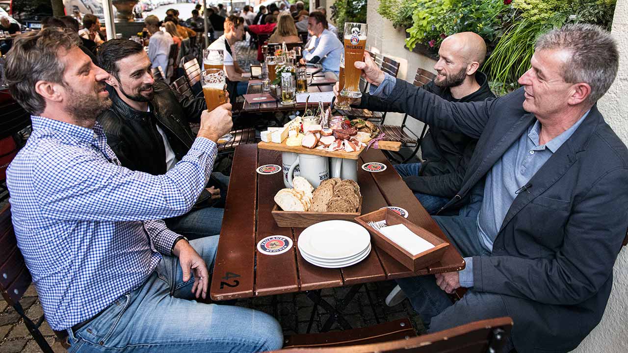 Weißbier hilft immer: Marc Bongers (v.l.), Eugene Laverty, Tom Sykes und Markus Schramm tanken auf für kommende Zeiten.