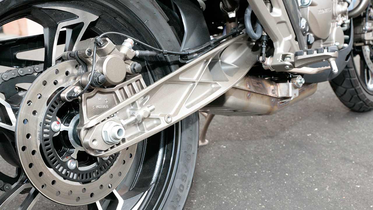 Schönes Detail: Die Fachwerk-Schwinge der Zontes.