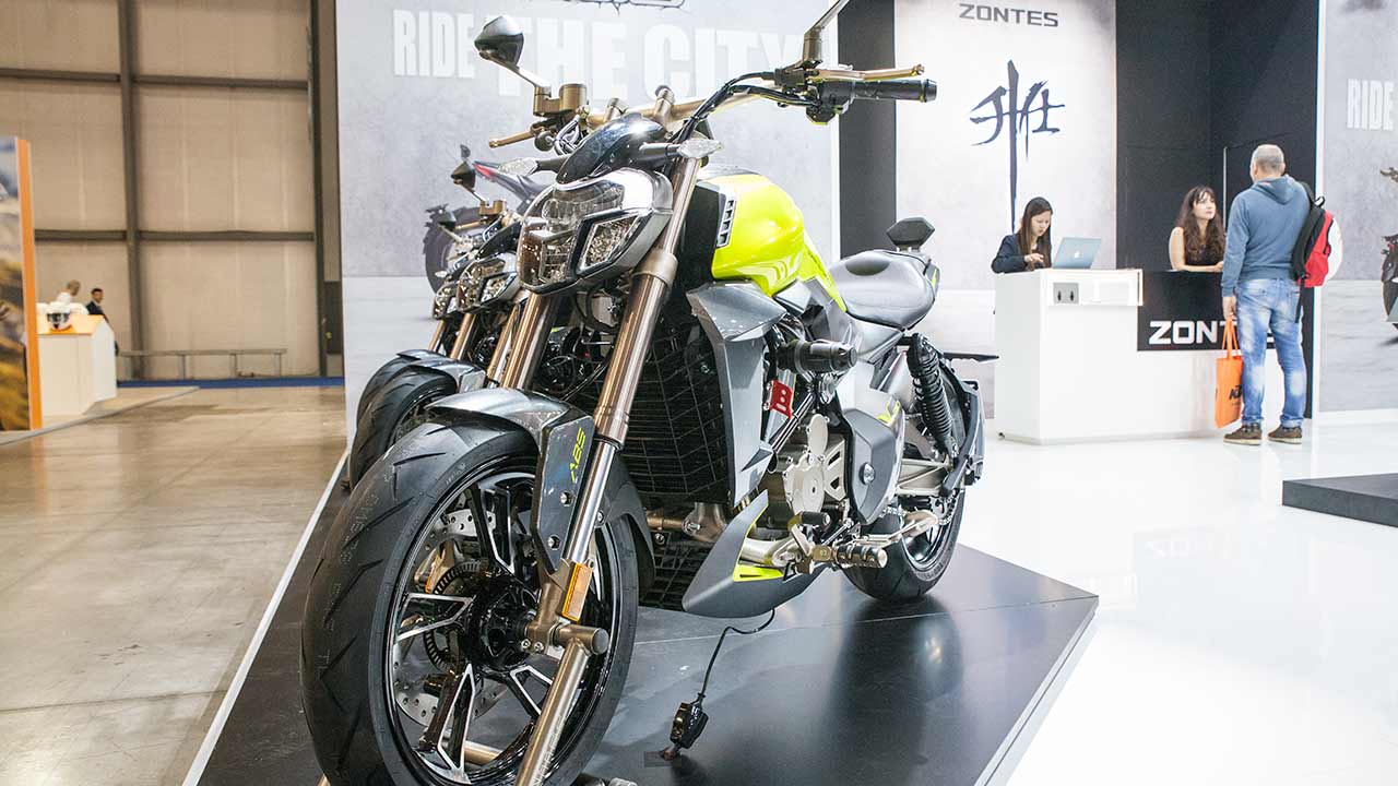 Auf der EICMA in Mailand war erstmals auch der Cruiser V310 von Zontes zu sehen. Er teilt sich den Antriebsstrang mit der T310.